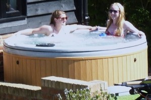 Corner Farm Barn Hot-Tub