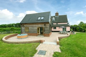 Corner Farm B&B Hot-tub patio and seating